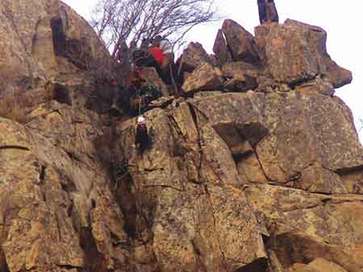 大學(xué)生不熟地形 被困泰山百米懸崖