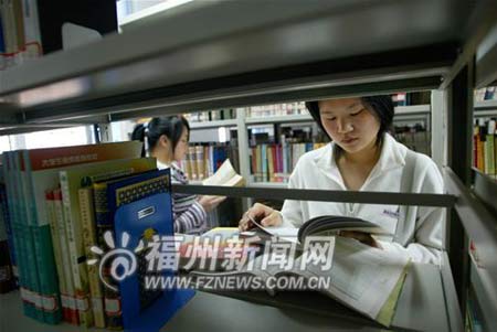 一高校貧困女生靠撿破爛來維持學業