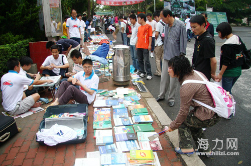 高校“畢業甩賣”引得周邊居民來校園“淘寶”