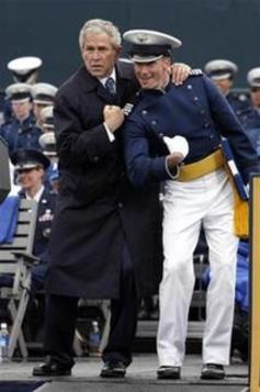 畢業典禮也“瘋狂”