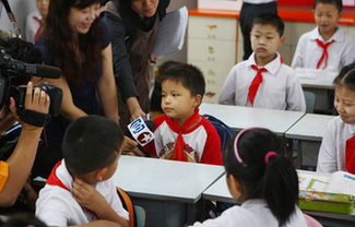 抗震小英雄林浩在滬入學 面對記者“耍大牌”