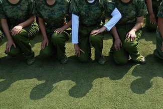 90后MM軍訓讓教官很傻眼