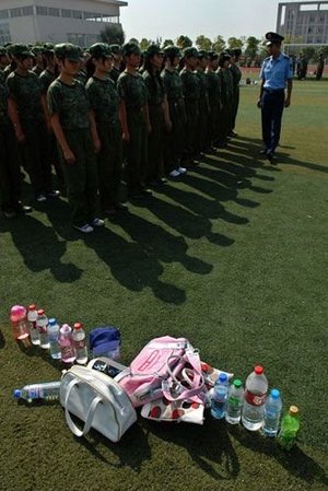 90后MM軍訓讓教官很傻眼