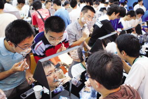 復(fù)旦大學(xué)500名90后男生集體剃須宣告成人