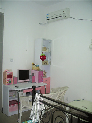 成都一女大學生包下寢室四張床 宿舍變“閨房”