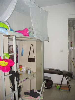 成都一女大學生包下寢室四張床 宿舍變“閨房”