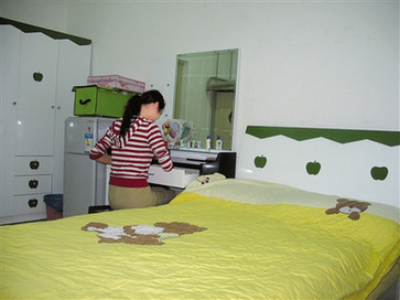 成都一女大學生包下寢室四張床 宿舍變“閨房”