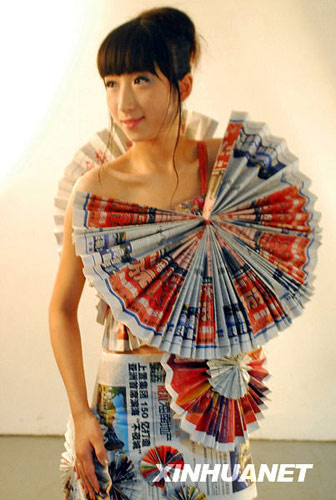 海南大學(xué)模特展示廢紙時(shí)裝