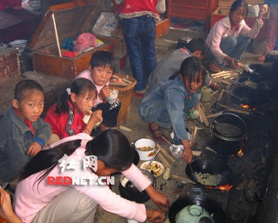 云南山村小學生“自助餐”