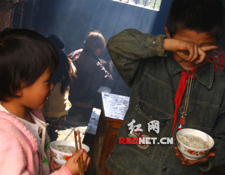 云南山村小學生“自助餐”