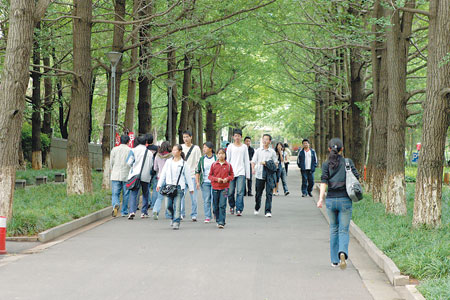 班級“特務”：牙磣了一滿杯的純真