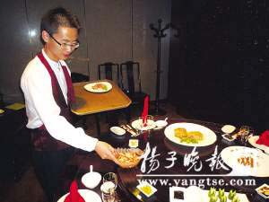 大學(xué)生“端盤子”月掙5000 放下架子端出“白領(lǐng)”