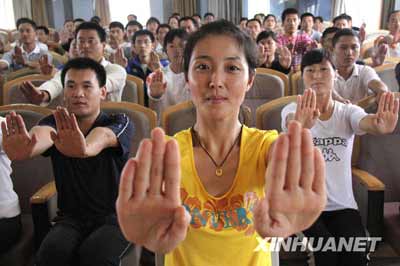 推廣“課上操” 維護學生健康