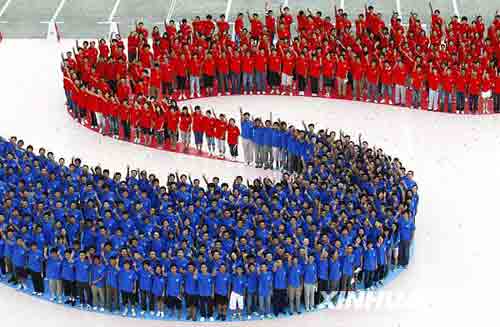 上海大學生用“心”迎世博