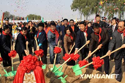 成龍在河北捐建小學 與學生共吃盒飯