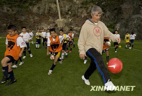 米盧與足球學校的孩子們