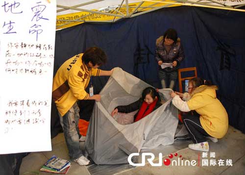 武漢大學生棺材里反思生命的意義