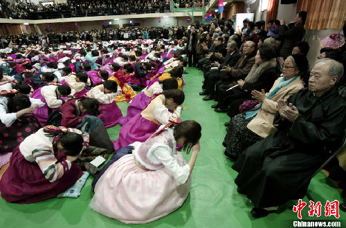 韓國女學生畢業禮集體著韓服舉行成人儀式