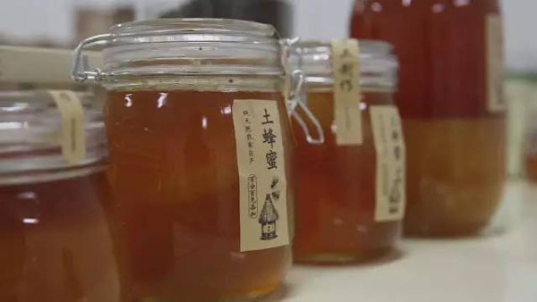 你的烤馕、野蜂蜜和土雞蛋到了。看沙漠小村如何玩轉電商丨解碼中國