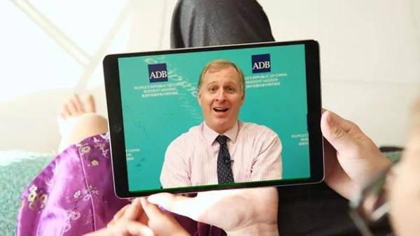 吃著一盤“飛”來的餃子，美國萌娃體驗中國經濟的快速發展丨艾瑞克的小課堂