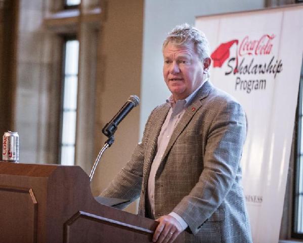 用三個(gè)詞形容中國(guó)，聽(tīng)聽(tīng)比爾•蓋茨、駱家輝怎么說(shuō)？