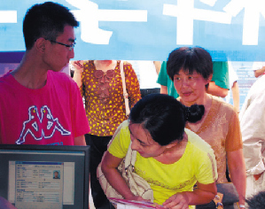 大學迎新出現“被陪送”一族