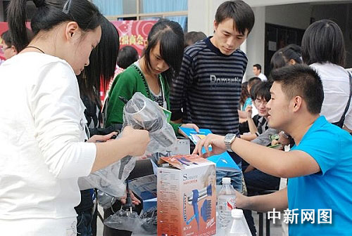 校方牽線搭橋“抱團”采購 為網創學子引來源頭水