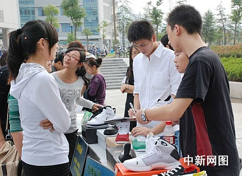 校方牽線搭橋“抱團”采購 為網創學子引來源頭水