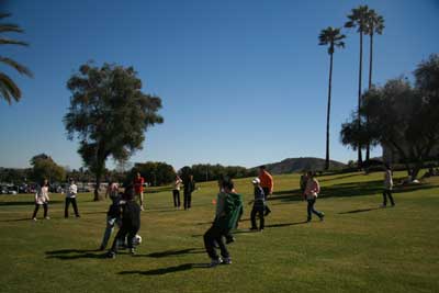 團員們學打美式橄欖球