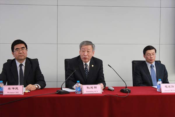 留學服務中心主任孫建明發布信息