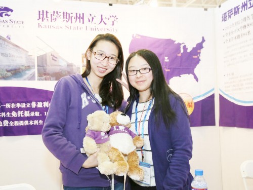 國(guó)際教育展美女云集 各國(guó)妹紙齊賣(mài)萌