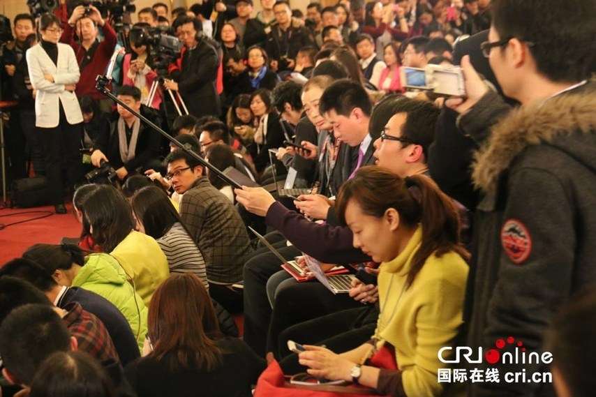 兩會新聞發布會 記者用“自拍神器”自拍