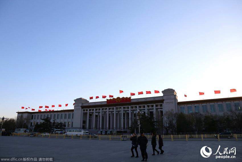 2015年兩會：大風(fēng)吹走霧霾 京城現(xiàn)“兩會藍(lán)”