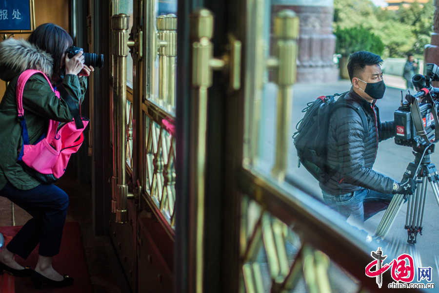 兩會上的女記者：我們“也是蠻拼的”（組圖）