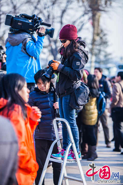 兩會上的女記者：我們“也是蠻拼的”（組圖）