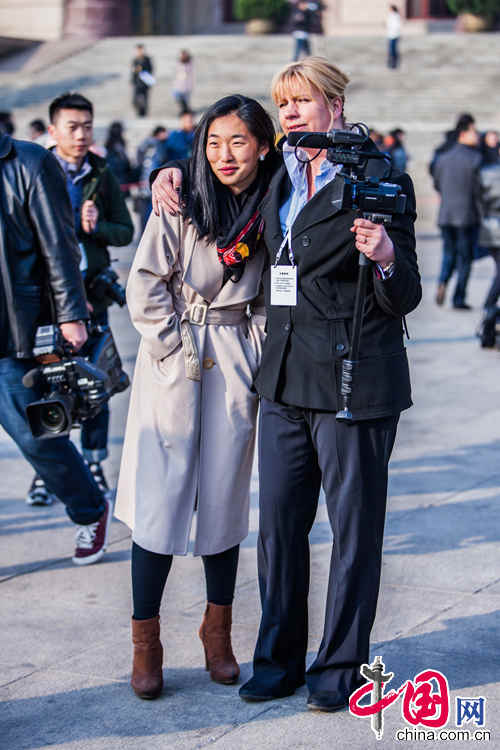 兩會上的女記者：我們“也是蠻拼的”（組圖）