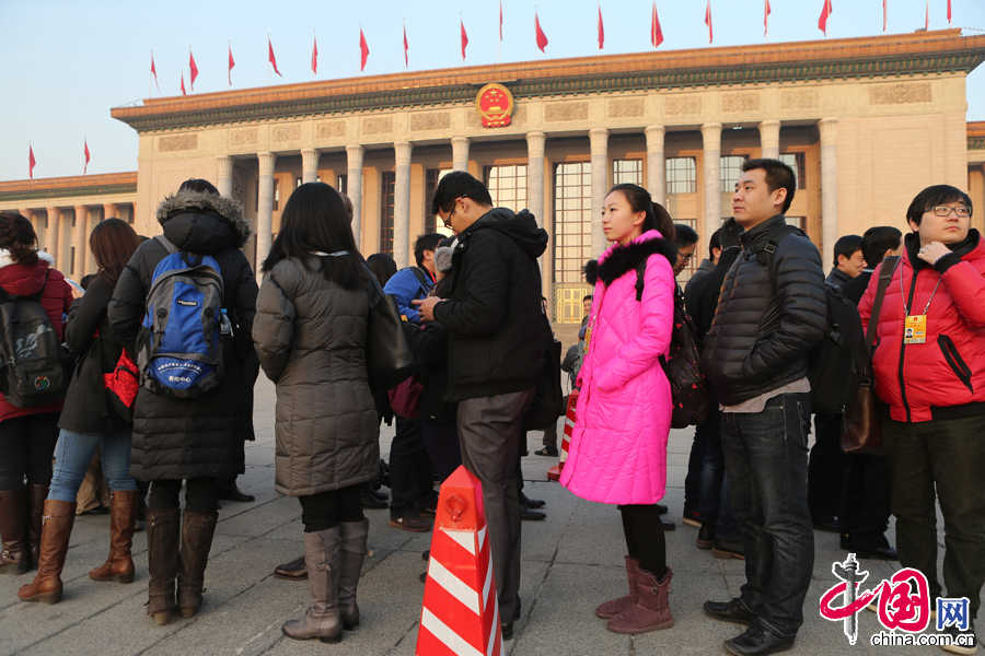 兩會上的女記者：我們“也是蠻拼的”（組圖）