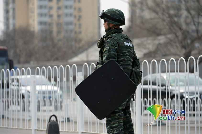 2015兩會首現武警雪豹突擊隊護航