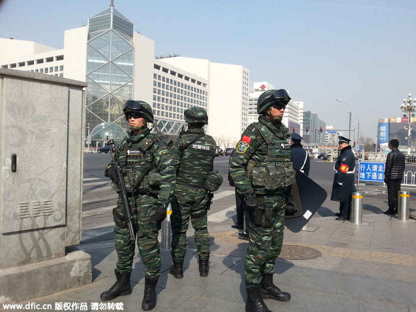 2015兩會(huì)首現(xiàn)武警雪豹突擊隊(duì)護(hù)航