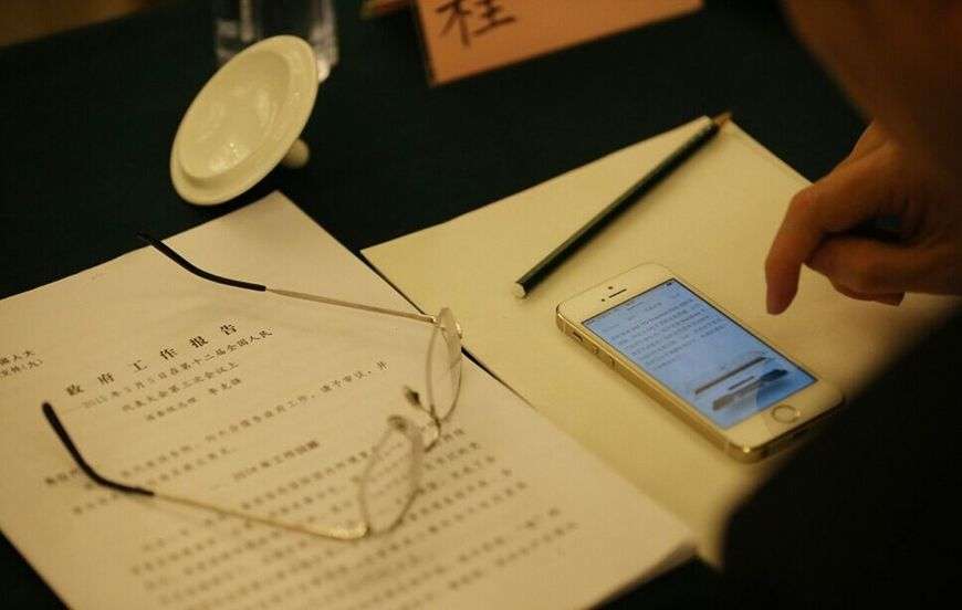 兩會花絮：攝影師捕捉代表們的手機