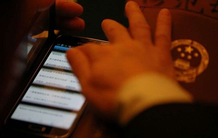 兩會花絮：攝影師捕捉代表們的手機