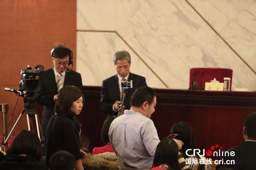 兩會新聞發布會 記者用“自拍神器”自拍
