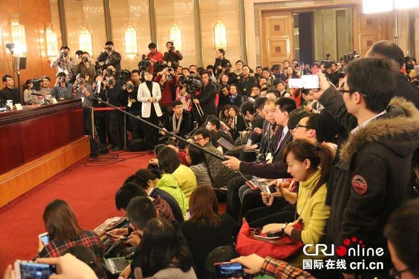 兩會新聞發(fā)布會 記者用“自拍神器”自拍