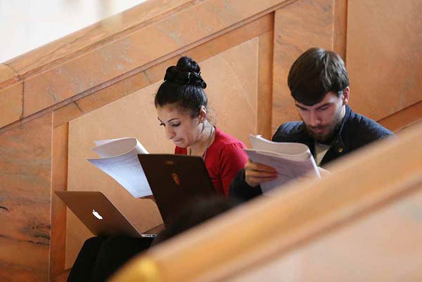 花絮：記者“讀報告”