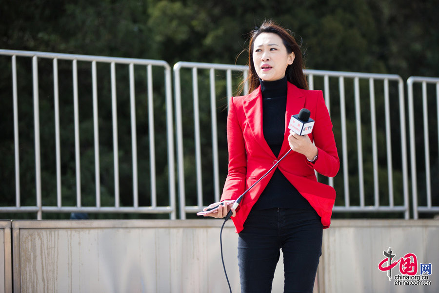 直擊兩會紅衣美女：上會女記者為什么喜歡穿紅色