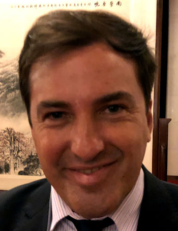 駐華使節(jié)看兩會:中國發(fā)展成就震撼世界