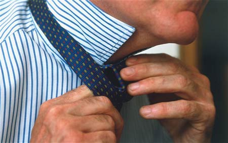 英職場(chǎng)著裝刮休閑風(fēng) 領(lǐng)帶50年內(nèi)將消亡