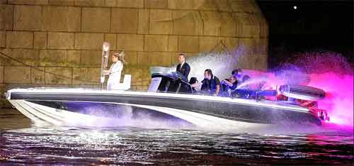 奧運開幕式大揭秘：小貝親自駕駛快艇？