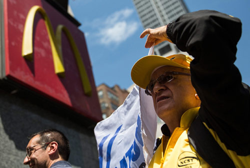 麥當勞員工在總部大樓外被捕 因要求漲工資