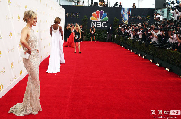 第66屆艾美獎(jiǎng)紅毯秀 眾星華服傍身星光熠熠（組圖）